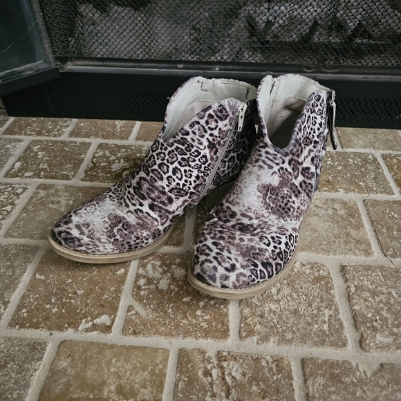 Very G Shoes - Very G Leopard Print Ankle Boots Side Zip Size 8